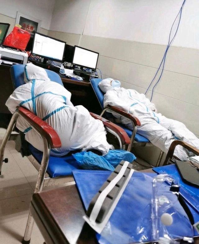 Что происходит в больницах Ухани (4 фото)