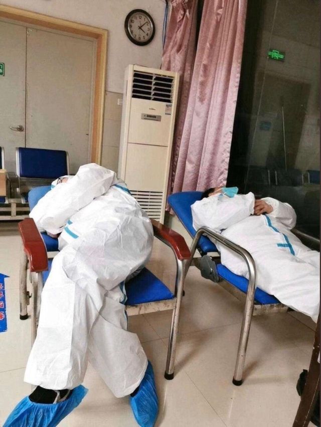 Что происходит в больницах Ухани (4 фото)