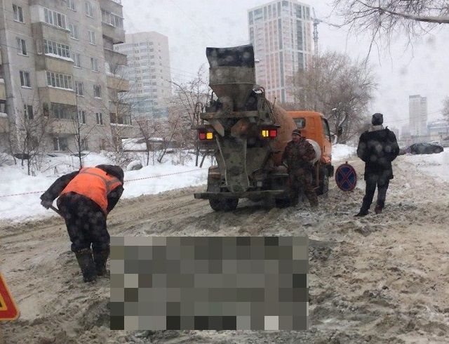 В Новосибирске ремонтируют снег (2 фото)