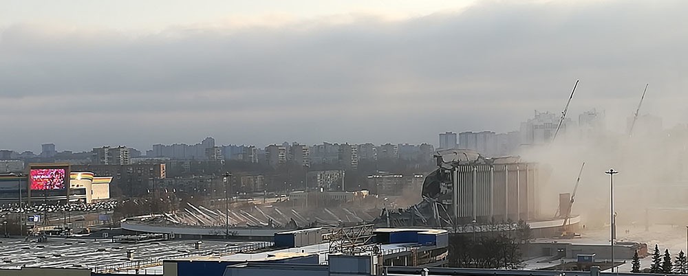 В Петербурге рухнула крыша СКК – под завалами ищут рабочих (4 фото + видео)