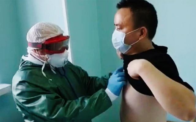 Министр здравоохранения Забайкалья осмотрел пациента с коронавирусом в очках для сноуборда