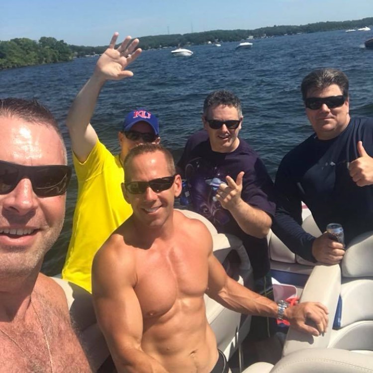 Джефф Гебхарт с голым торсом на яхте с друзьями