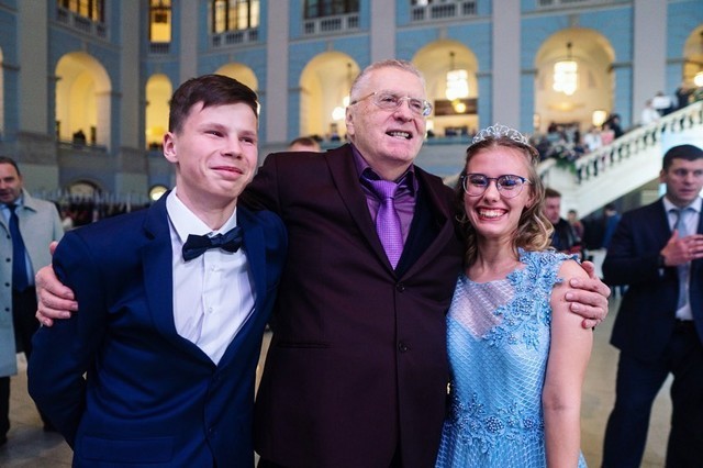 Владимир Жириновский с юношей и девушкой на празднике