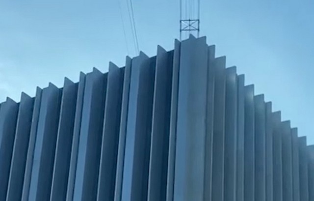 Киану Ривз на съемках четвертой "Матрицы" прыгает с крыши