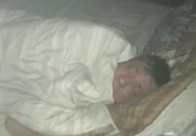 Мужчина спит под белым одеялом на кровати