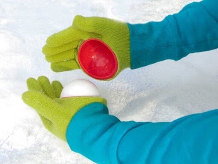 перчатки с приспособлением для лепки снежков