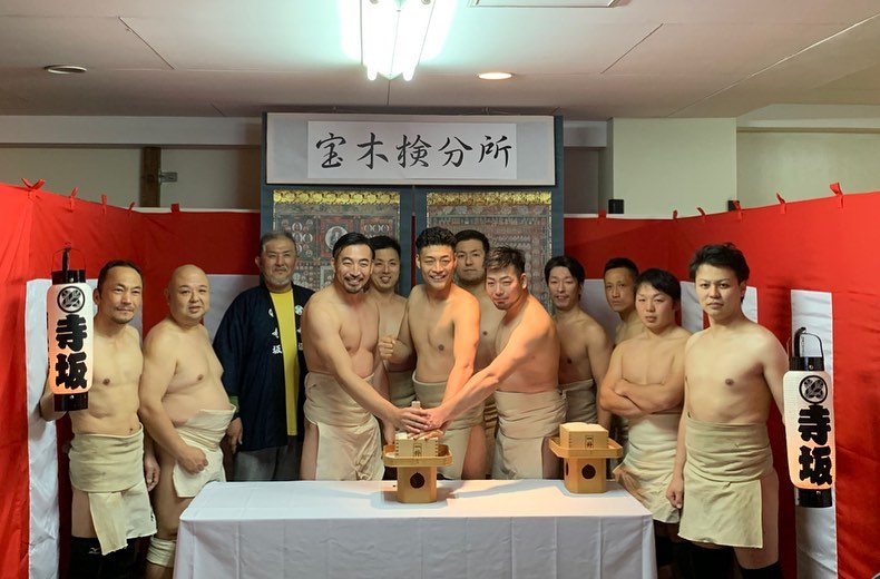 Japánok a templomban a Hadaka Matsuri Fesztivál megnyitóján