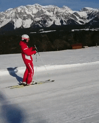 Лыжник едет на одной лыже