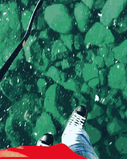 На коньках по прозрачному льду