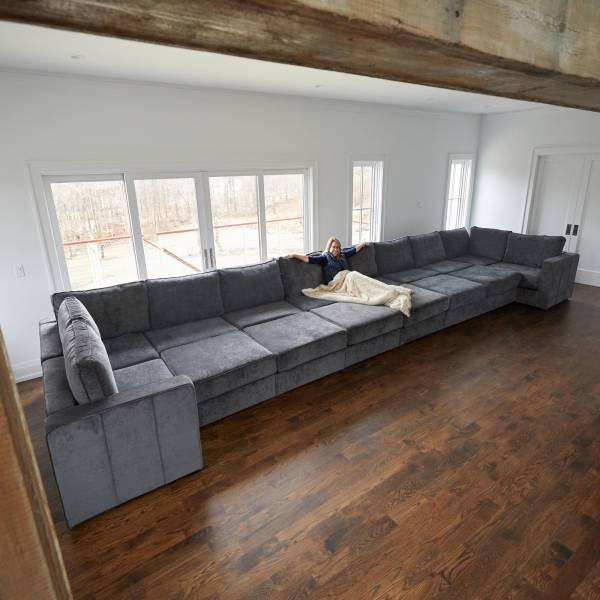 Огромный диван в комнате
