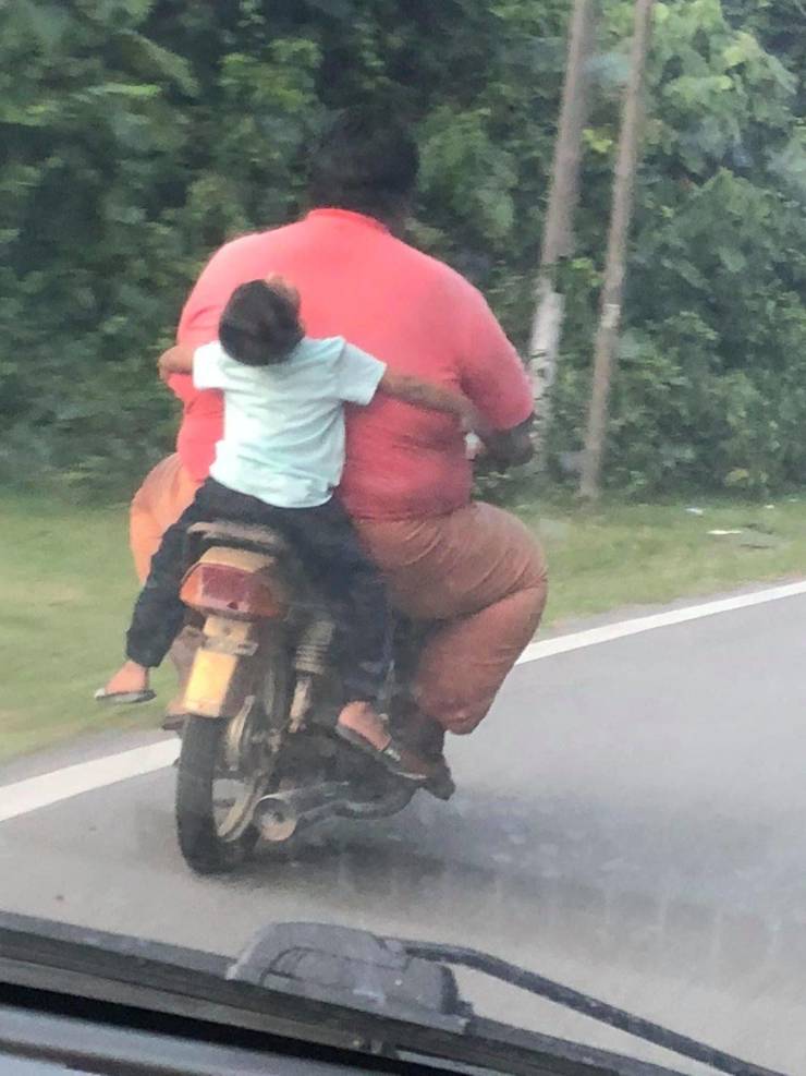 Толстяк и ребенок на мотоцикле