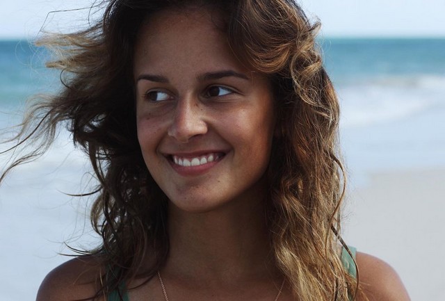 Валерия Демидова на пляже с распущенными волосами улыбается