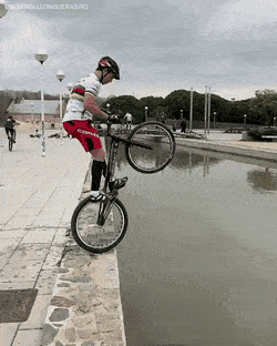 Прыжок на велосипеде по водоему