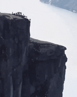 Групповой прыжок со скалы с вингсьютами