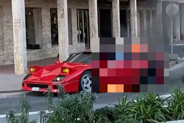 Красный Ferrari F40 горит на улице Монако