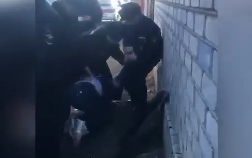 Сотрудники полиции задерживают мужчину
