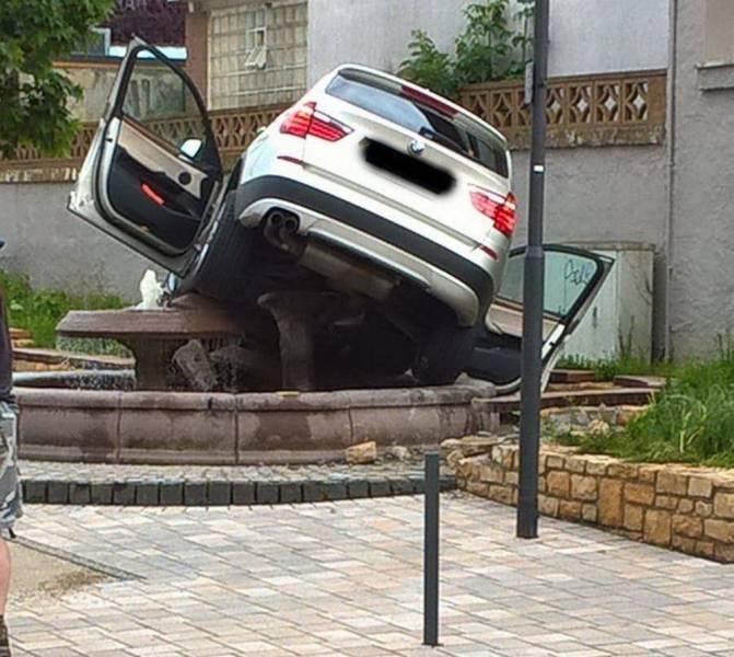 Внедорожник BMW заехал в фонтан