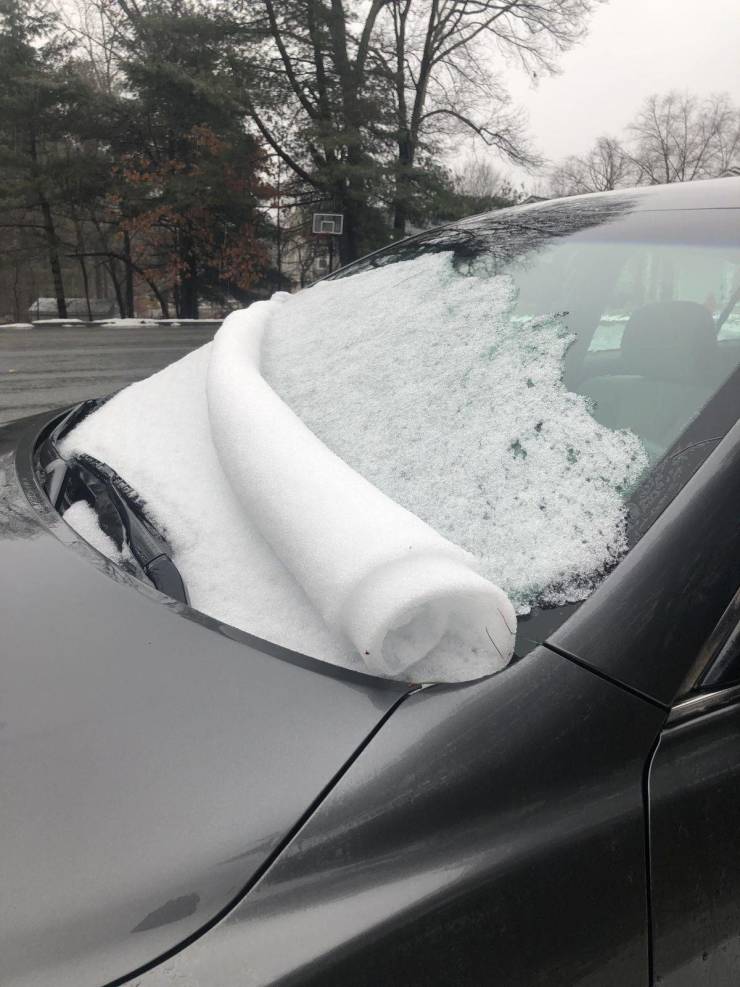 Рулон из снега на автомобиле