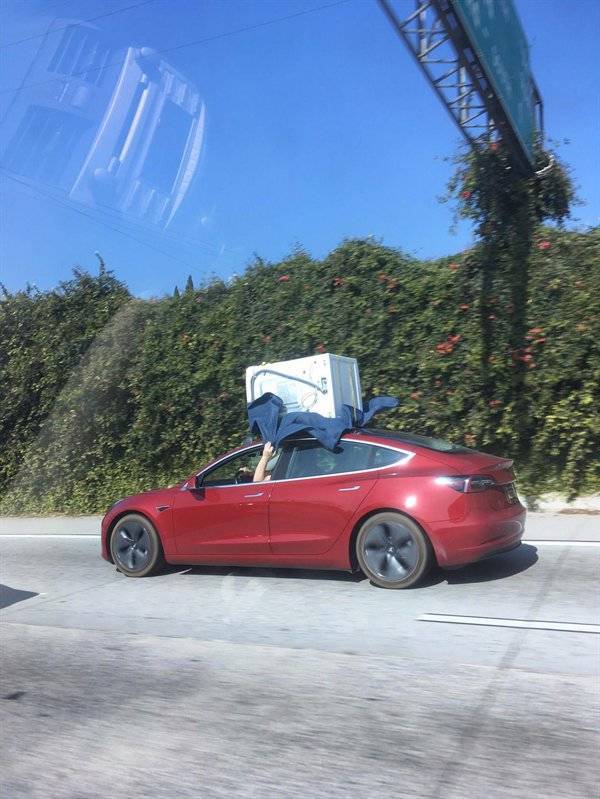 Перевозка стиральной машины на крыше Tesla Model 3