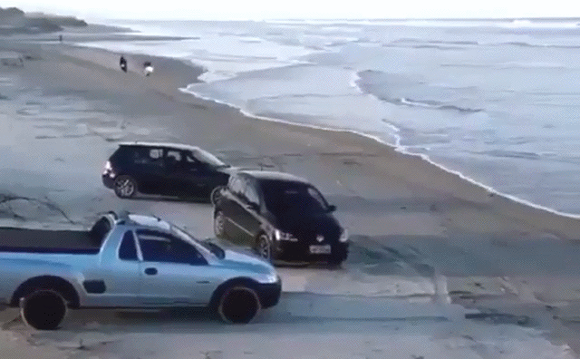 Падение мотоциклиста на пляже