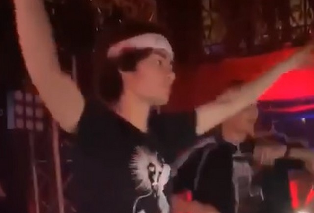 Сын Петра Порошенко в черной футболке в клубе