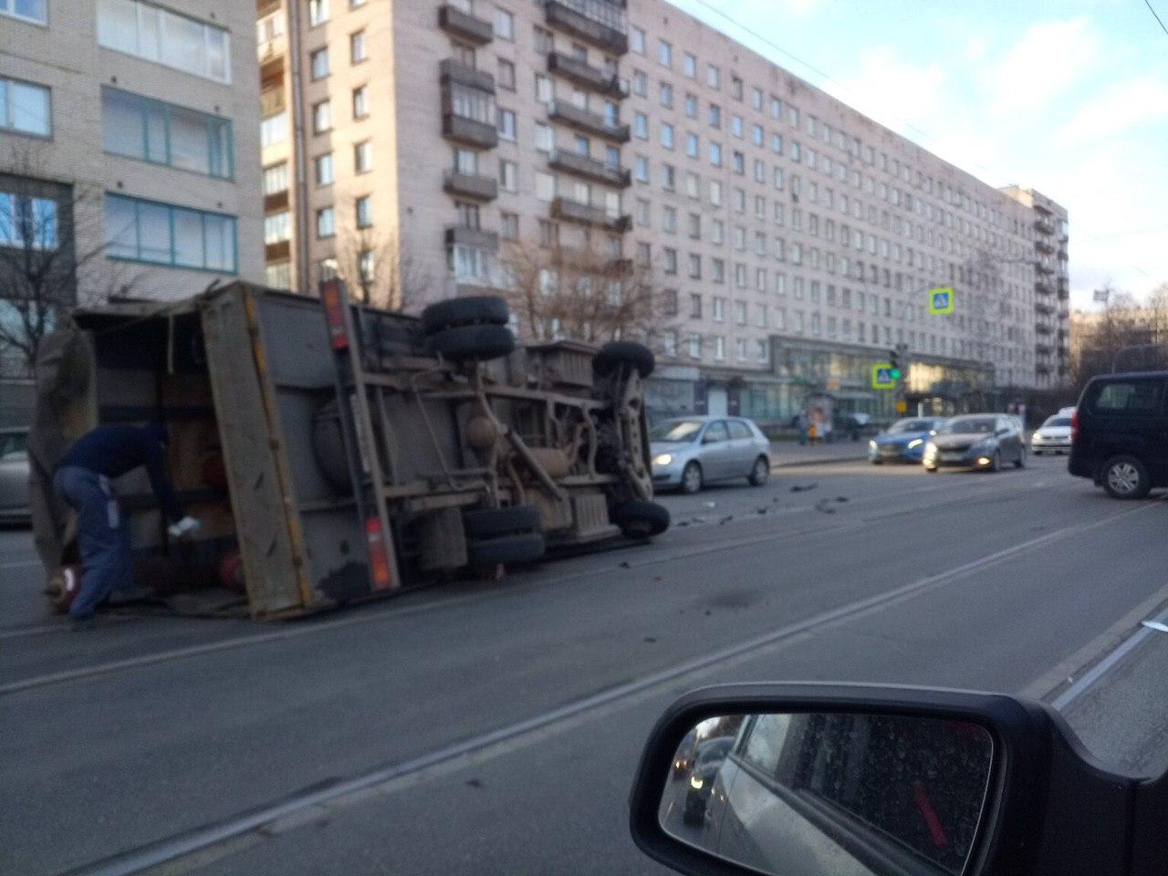 Асфальт, машины, авария в Петербурге