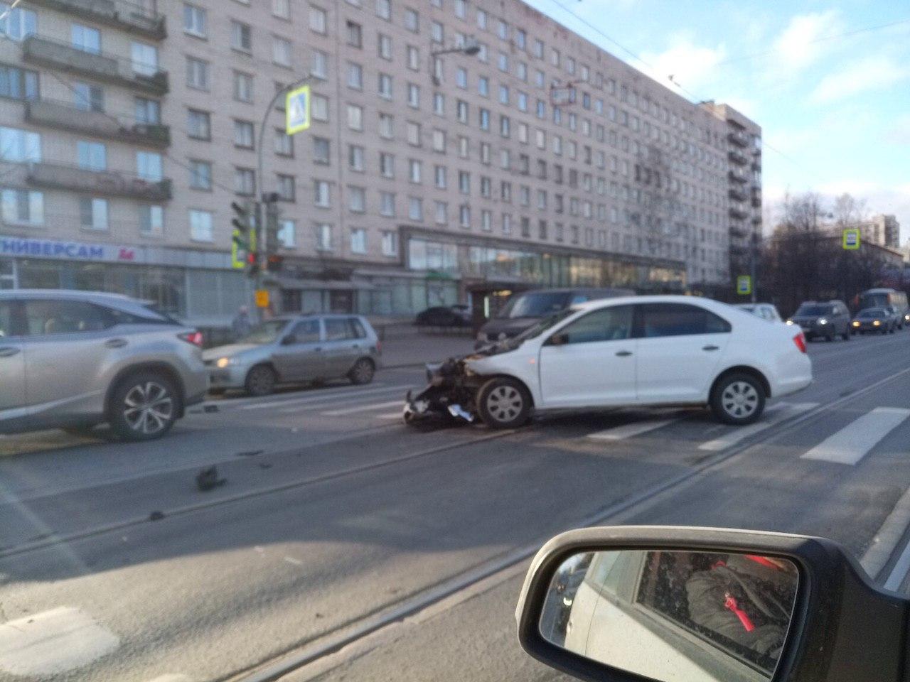 Асфальт, машины, авария в Петербурге