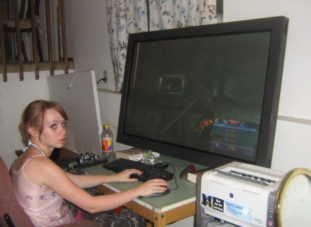 Девушка за компьютером