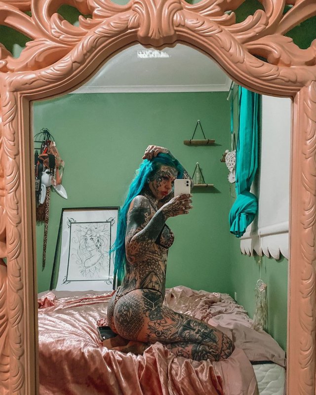 Эмбер Бриана Люк фотографируется через зеркало