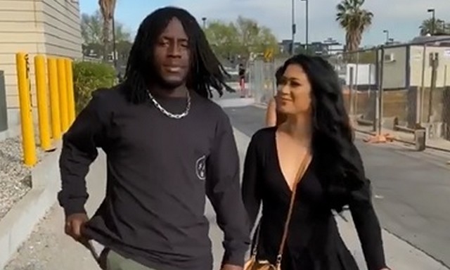 Мужчина-афроамериканец идет на улице с девушкой-мулаткой