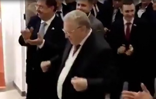 Владимир Жириновский танцует в пиджаке