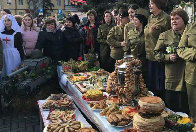 Еда с символами Великой Отечественной Войны и участники праздника