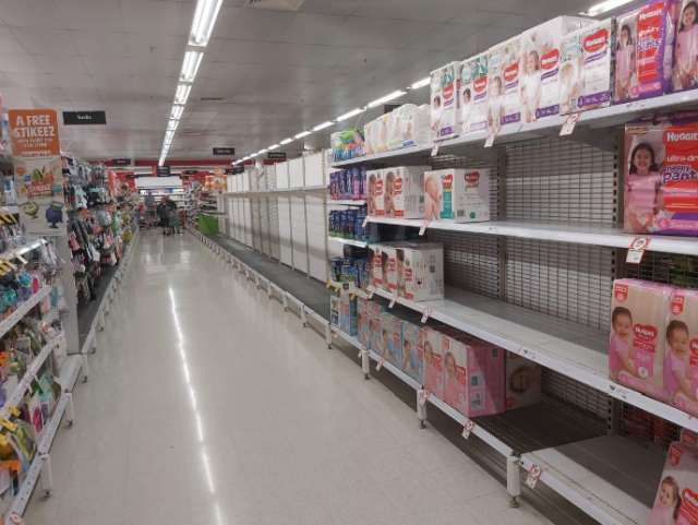 Пустые полки в супермаркете