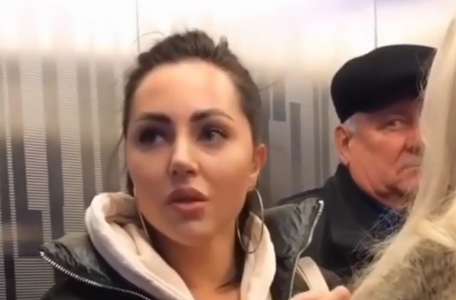 Девушка пьет кока-колу в лифте