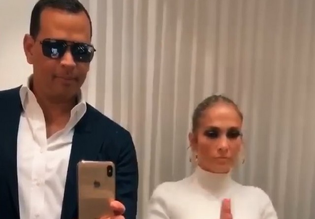 Алекс Родригес в очках и костюме и Дженнифер Лопес в белом платье