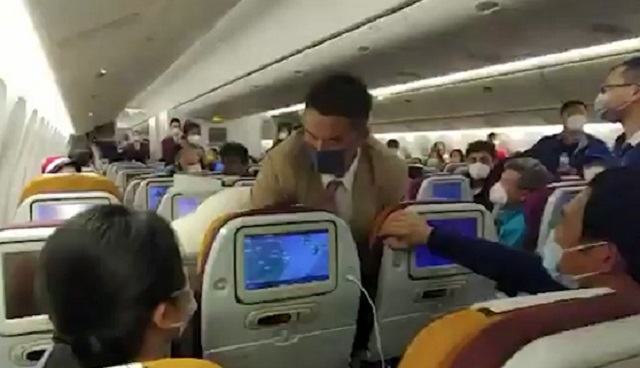 Китайцы в масках в самолете