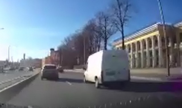 Машины едут по набережной в Санкт-Петербурге