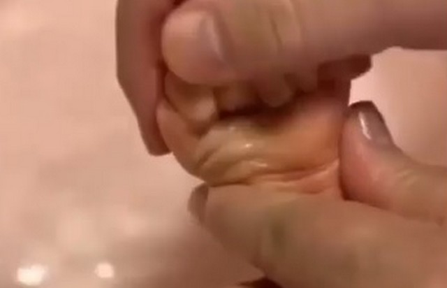 Рука новорожденного и взрослого человека