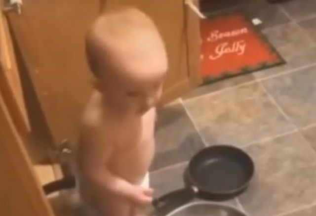 Ребенок достает посуду из шкафа