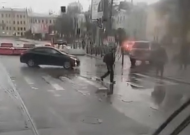 Автомобилисты объезжают ограждания в Петербурге