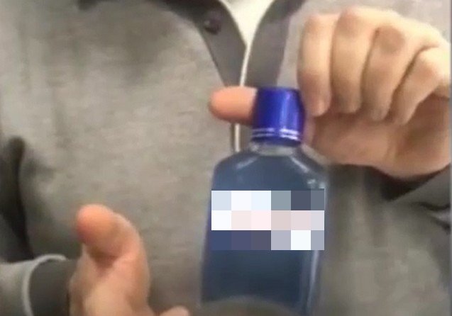 Бутылка с лекраством в руках у мужчины