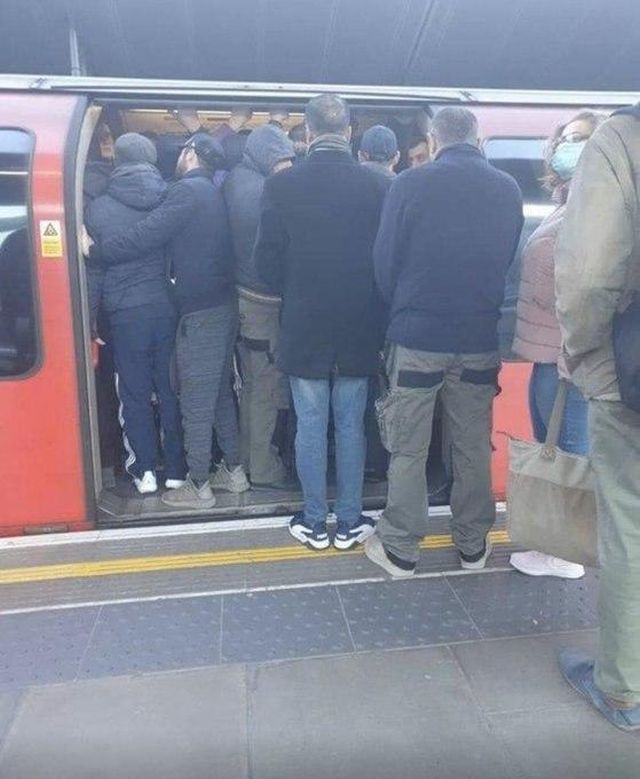 Лондонское метро в час пик