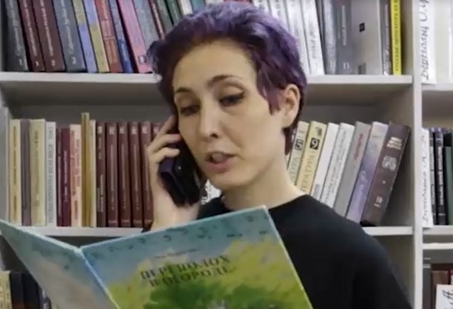 Женщина читает сказку по телефону