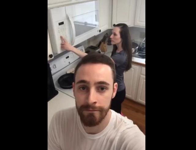 Парень и девушка на кухне
