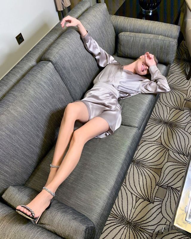 Кристина Асмус лежит на диване