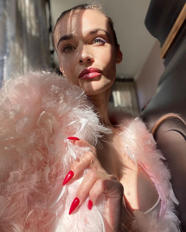 Алена Водонаева в розовом костюме