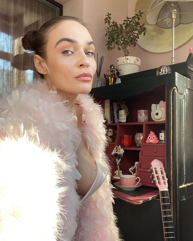 Алена Водонаева в розовом костюме
