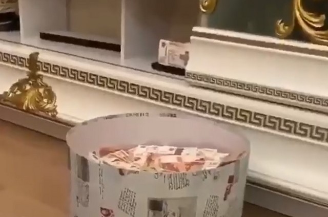 Коробка с деньгами