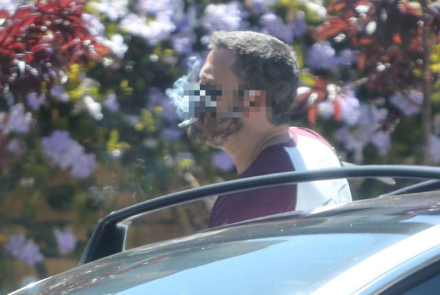 Бен Аффлек курит в маске