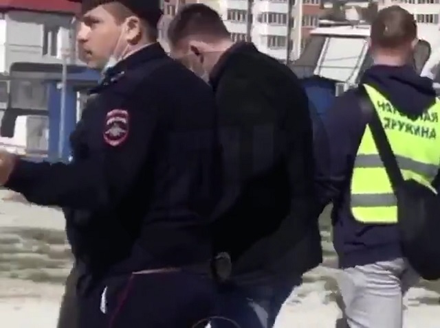 В Новороссийске парня заковали в наручники